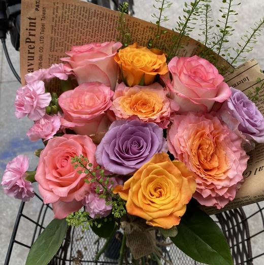 【夏日多巴胺】爱沙➕金色海岸➕紫霞仙子（共10支新鲜玫瑰）➕赠送2支多丁➕随机新鲜配叶 商品图1