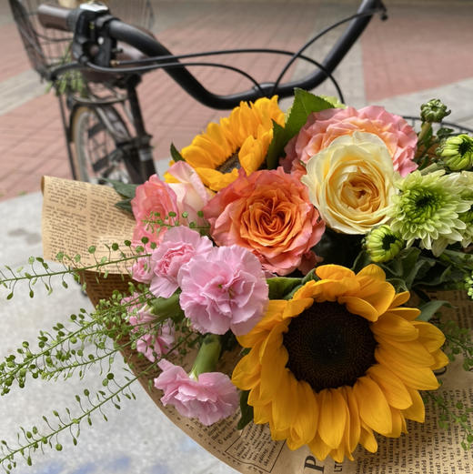 【感夏时光】向日葵2支➕爱沙1支➕自由精灵2支➕奶油杯1支➕粉色多丁1支➕布鲁诺绿雏菊1支➕随机新鲜配叶 商品图1