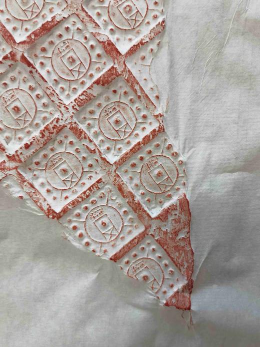 “汉代五铢钱纹砖”朱拓一纸，50*20cm，售价120元。题跋仅供参考。

“有钱人家”，此砖出自许都遗址，殆汉人之理想，望富贵也。藏家得自漯河古玩城，虽然残缺但形貌清晰、字口犀利。 商品图4