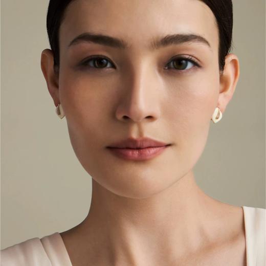 2楼Fellala/翡拉拉新品「马蹄莲」百搭小耳钉清雅华丽温柔 款号924409101 吊牌价569 现价529 商品图0