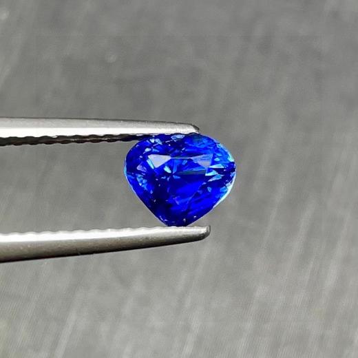 1.06ct 蓝宝石裸石 商品图2