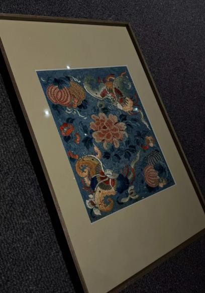 清代 天青色地五彩绣喜相逢瓜蝶连绵 商品图0