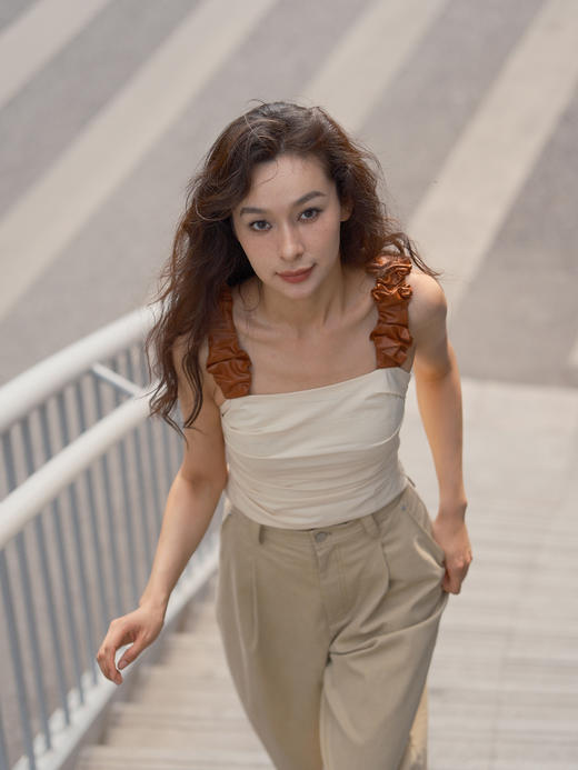 褶皱宽肩带上衣 商品图0