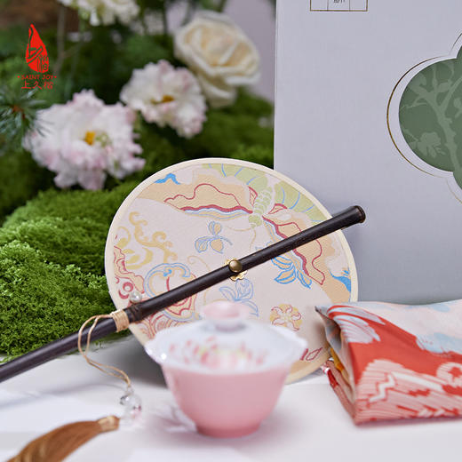 SAINTJOY/上久楷礼盒 闻相和韵   陶瓷盖碗  宋锦腰扇 SPS24G02-2   双面印花真丝方巾 FJS24006 商品图6