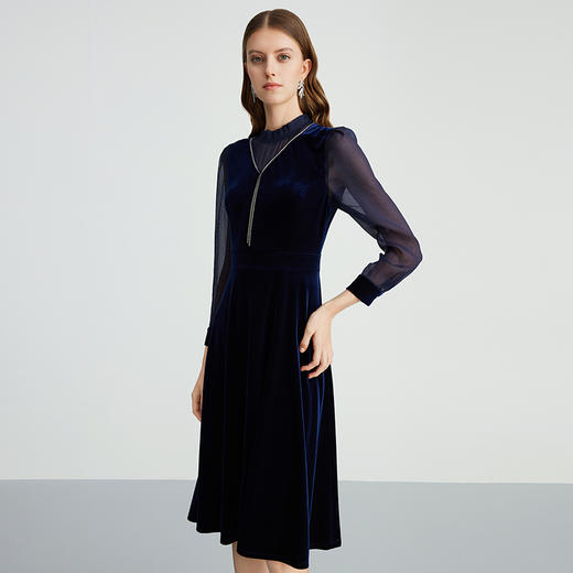 EITIE爱特爱气质优雅网纱拼接丝绒深蓝色收腰连衣裙秋季新款C2407422 商品图1