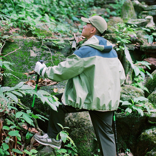 【十一破价福利】ACMEITEM爱棵米 户外徒步防水连帽冲锋夹克外套上衣纯色硬壳男女GAE3080071H 商品图3