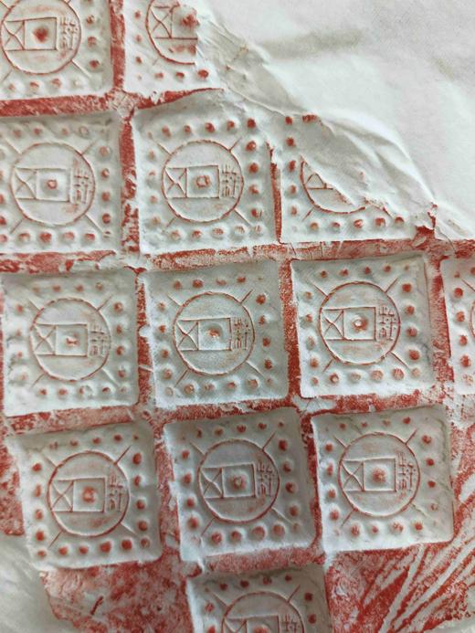 “汉代五铢钱纹砖”朱拓一纸，50*20cm，售价120元。题跋仅供参考。

“有钱人家”，此砖出自许都遗址，殆汉人之理想，望富贵也。藏家得自漯河古玩城，虽然残缺但形貌清晰、字口犀利。 商品图7