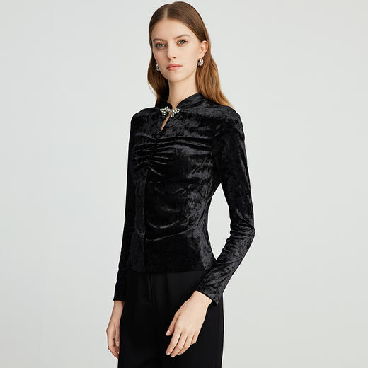 EITIE爱特爱优雅黑色丝绒中式盘扣修身显瘦长袖上衣秋季新款C2413402（轻微浮色 ，不要跟浅色系衣服一起穿/洗） 商品图2