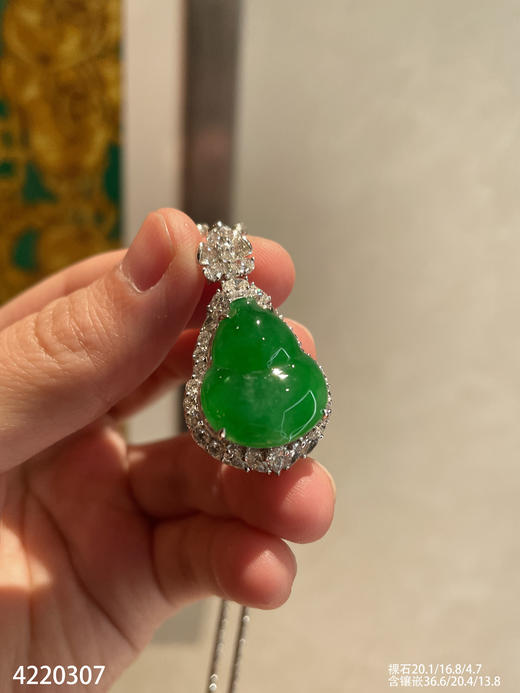 老坑艳绿葫芦吊坠【4220307】具体价格微信咨询 商品图1