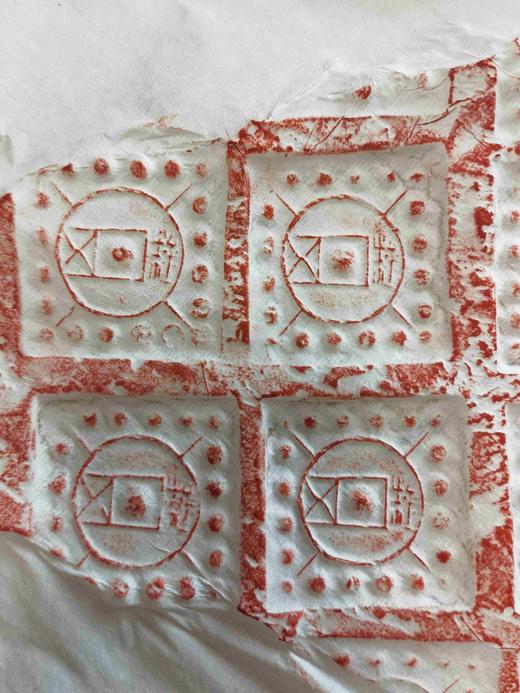 “汉代五铢钱纹砖”朱拓一纸，50*20cm，售价120元。题跋仅供参考。

“有钱人家”，此砖出自许都遗址，殆汉人之理想，望富贵也。藏家得自漯河古玩城，虽然残缺但形貌清晰、字口犀利。 商品图6