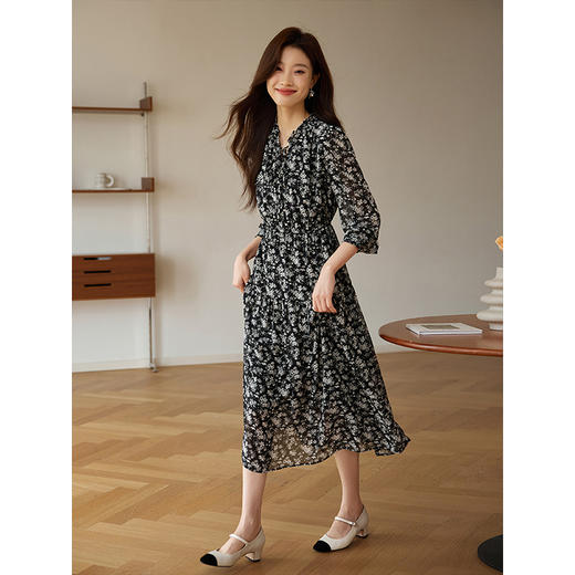【五折购】熙世界气质复古黑色碎花连衣裙2025秋季新款收腰显瘦雪纺长裙子 商品图3