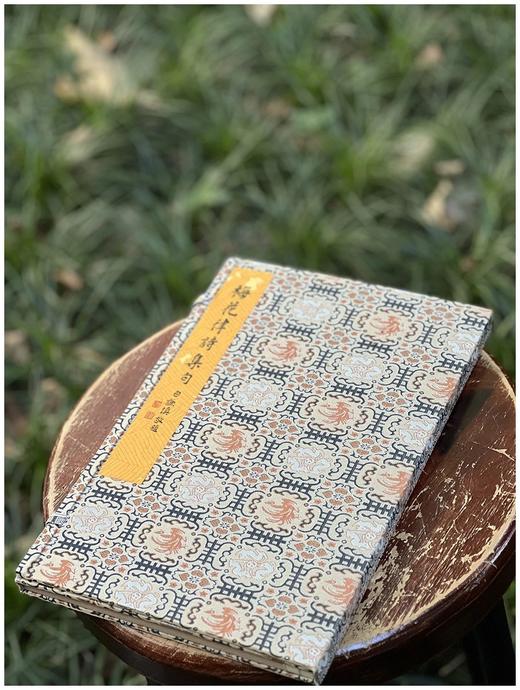 雕版绿印本！！《张充和手书上板梅花律诗集句》，线装一函一册，张充和手书，周小英跋文，沈树华雕刻，售价420元。 商品图1