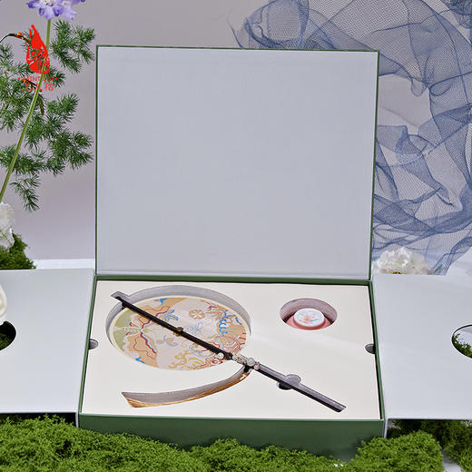 SAINTJOY/上久楷礼盒 闻相和韵   陶瓷盖碗  宋锦腰扇 SPS24G02-2   双面印花真丝方巾 FJS24006 商品图3