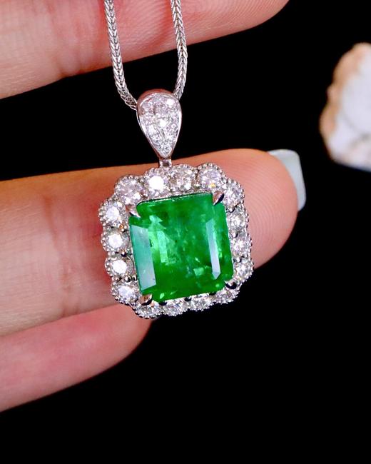 3.90ct 祖母绿吊坠 商品图3