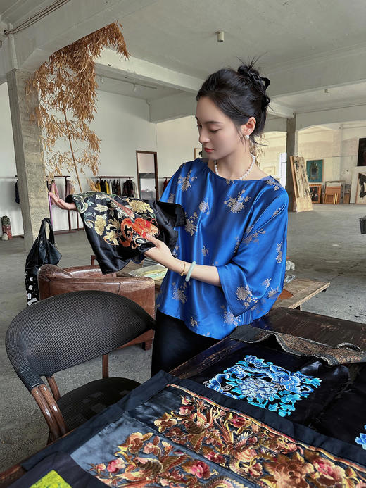 盛唐牡丹 |孔雀蓝菊花纹交织提花真丝上衣 商品图1