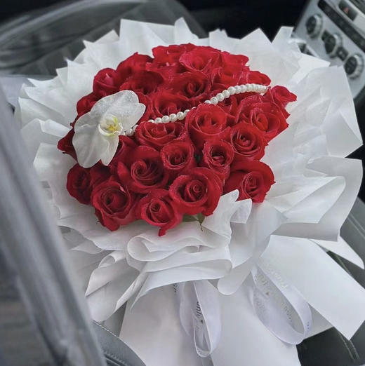 【心上公主】33朵优选红玫瑰➕1朵蝴蝶兰，精美大气花束 商品图0