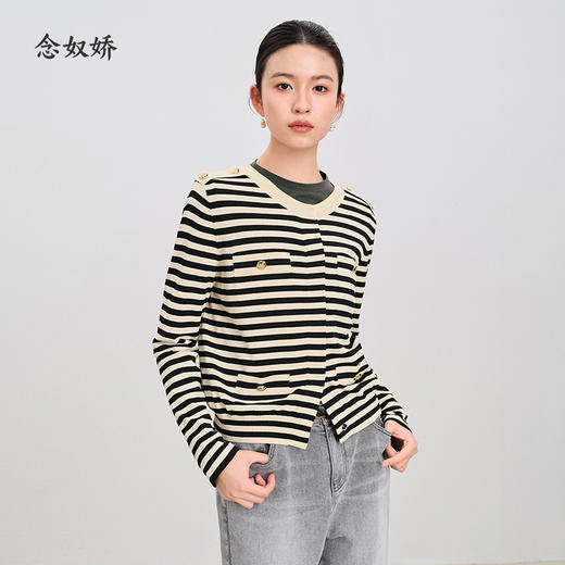 【商场同款】CNR4284 经典条纹开衫在春日很有活力，线条带来的文艺感让搭配更减龄 黏胶锦纶的质感耐磨擦 实穿好打理 商品图3