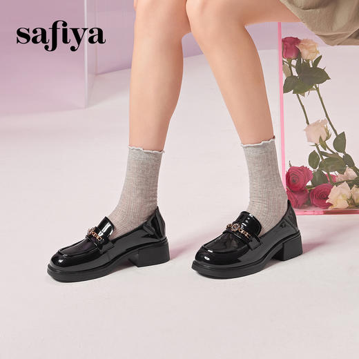 Safiya/索菲娅2024英伦风复古玫瑰扣漆皮圆头百搭粗跟乐福鞋 SF43112087 商品图2