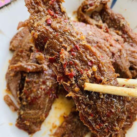 周五配送！海品优手撕五香带鱼！市面上的瓦罐带鱼都是汤汁泡的，这款是真正卤进去的味道，也只有这款是真正不腥的手撕带鱼，人工去黑膜，超级入味，甜、咸、鲜！开袋即食，味道绝了，一袋200克