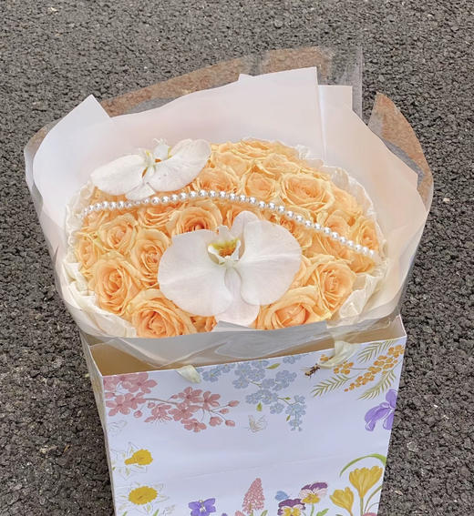 【属于你我的浪漫】33朵精品香槟玫瑰➕2朵蝴蝶兰，精美时尚花束 商品图0