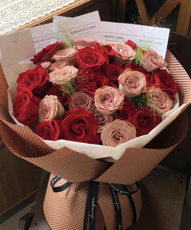【爱情时空】18朵红玫瑰➕15朵卡布奇诺复古色玫瑰，高端大气花束
