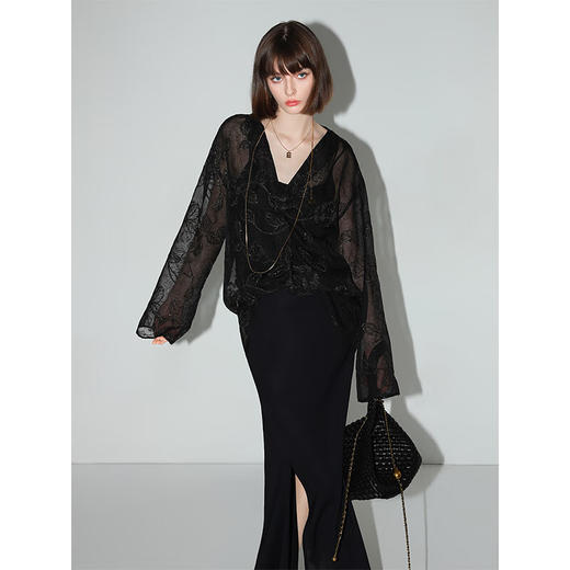 COCOBELLA金葱刺绣肌理感气质衬衫喇叭袖罩衫吊带套装SR3068 商品图3