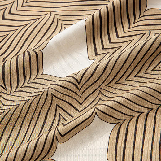 【饰品】丝巾 ZNS488FT9 流畅随性的艺术线条，暖色调配 色，简洁雅致 桑蚕丝面料 触感细腻雅致耐看 商品图7