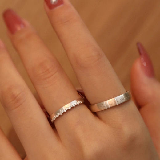 【把节日气氛拉满❗️轻奢小众真情侣戒指】360°细密抛光，匠心独造手工打磨，呈现细腻质感，如镜般光滑更舒适，字母开口对戒七夕情人节礼物L新年礼盒年货礼盒 商品图3