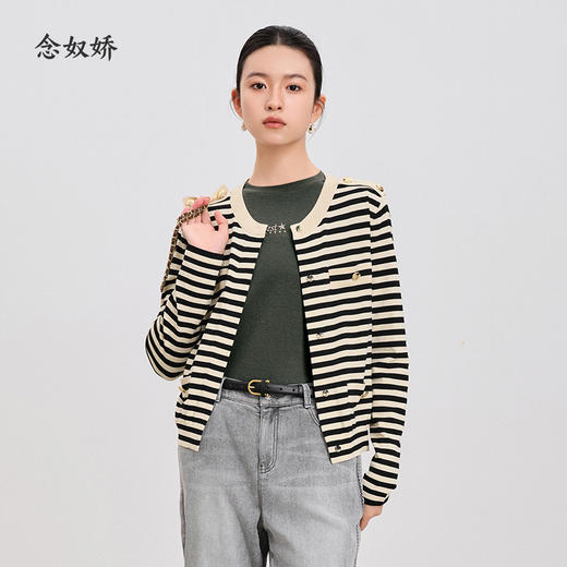 【商场同款】CNR4284 经典条纹开衫在春日很有活力，线条带来的文艺感让搭配更减龄 黏胶锦纶的质感耐磨擦 实穿好打理 商品图0