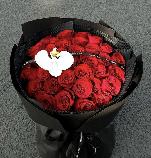 【心上人】33朵精品红玫瑰➕1朵精美蝴蝶兰，高端品质花束 商品图0