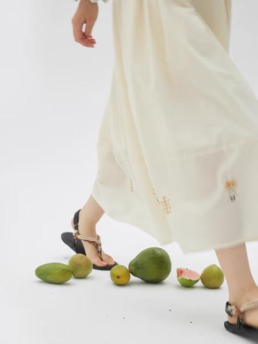 步履不停/4B41111C/文艺风米白色A型绣花半裙 商品图2