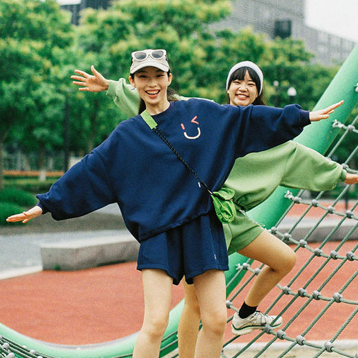 【童品会专属】ACMEITEM爱棵米 户外笑脸空气层卫衣圆领套头印花宽松上衣女士GAF2319006E 商品图1