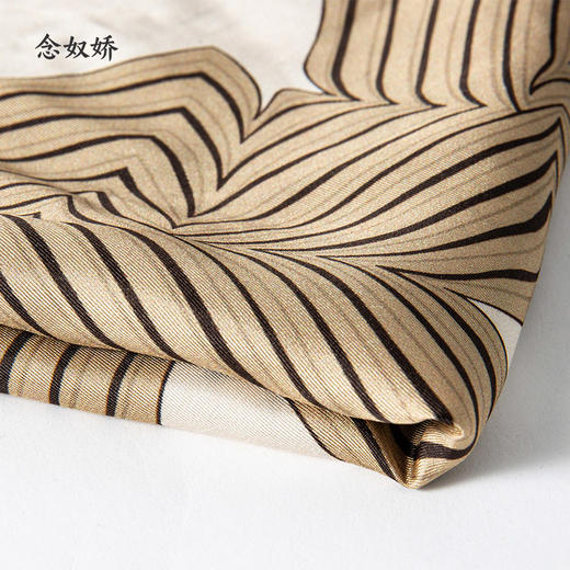 【饰品】丝巾 ZNS488FT9 流畅随性的艺术线条，暖色调配 色，简洁雅致 桑蚕丝面料 触感细腻雅致耐看 商品图1