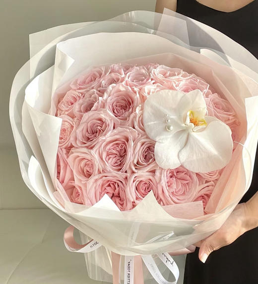 【只为妃子笑】33朵粉荔枝玫瑰➕1朵蝴蝶兰，精美高端花束 商品图0