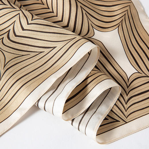 【饰品】丝巾 ZNS488FT9 流畅随性的艺术线条，暖色调配 色，简洁雅致 桑蚕丝面料 触感细腻雅致耐看 商品图6