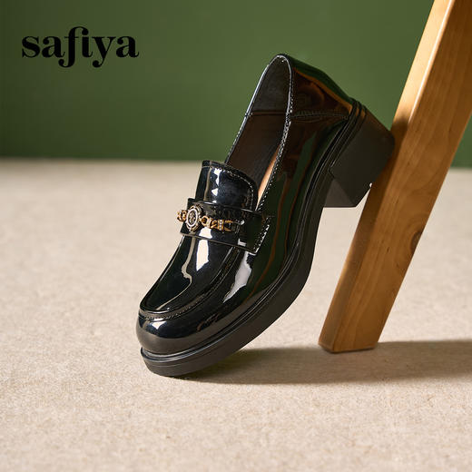 Safiya/索菲娅2024英伦风复古玫瑰扣漆皮圆头百搭粗跟乐福鞋 SF43112087 商品图3