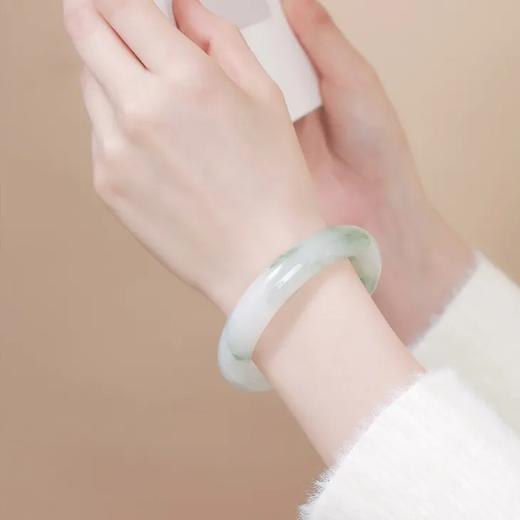 【前200位下单，送天山翠玉多圈手串】岐蚺·天山翠玉镯，联合亚洲珠宝联合会监制，冰透飘花，翠气萦绕【G】 商品图4