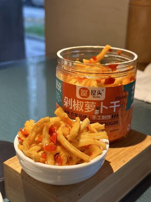 【屋头茶油剁椒贡菜/剁椒萝卜干】💃 ❤ 认 准 屋 头 萝 卜 干 ²⁰²4咬一口嘎嘣脆！ 营养丰富， 🌸香辣脆爽，清爽多汁  商品图1