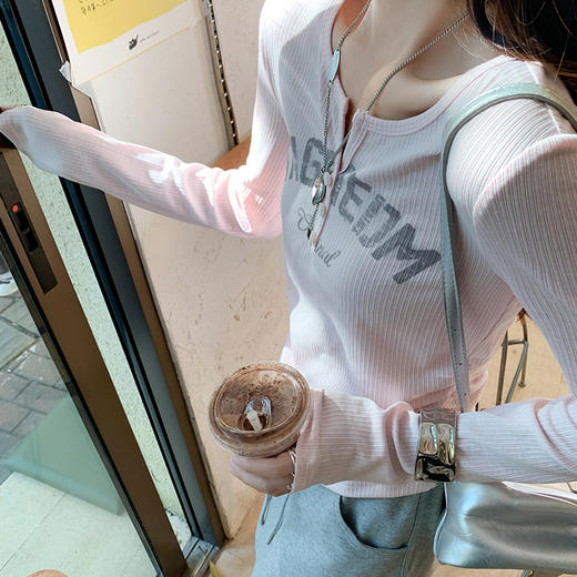 <曾小咸推荐>微信粉丝秒杀专场 仅此今天 活动结束下架【解锁甜酷】2色字母印花打底衫 日常119.99/件 立减60 秒杀59.99/件！！ 商品图0