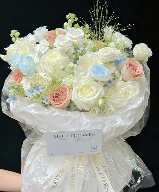 【幸福圆舞曲】A款白色主题，8朵白玫瑰➕5朵卡布奇诺复古玫瑰➕洋桔梗➕蓝星花，精美圆形花束 商品图0