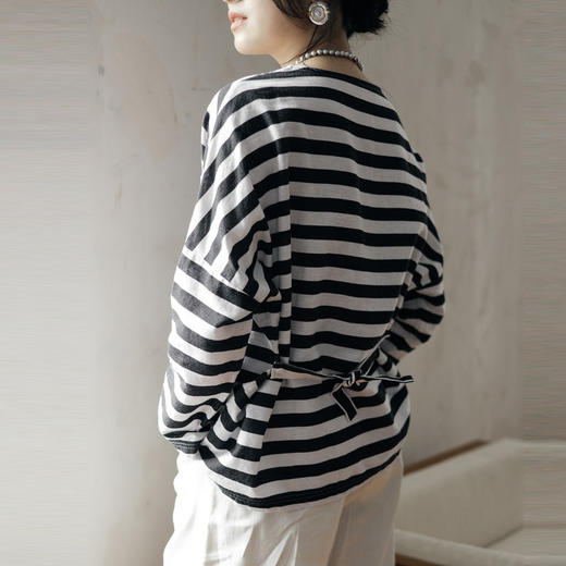 绽放旅行女装488朵【黑白灰系列】黑白条纹宽松落肩九分袖小衫 商品图3