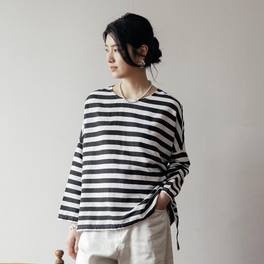 绽放旅行女装488朵【黑白灰系列】黑白条纹宽松落肩九分袖小衫 商品图0