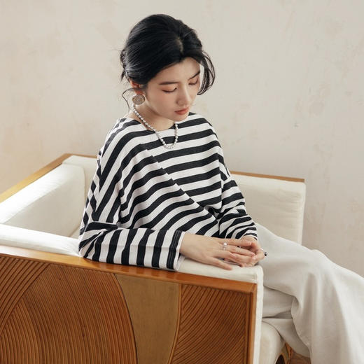绽放旅行女装488朵【黑白灰系列】黑白条纹宽松落肩九分袖小衫 商品图1