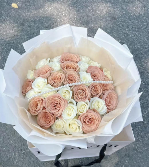 【温柔美好的爱情】B款，18朵卡布奇诺复古玫瑰➕18朵精品白玫瑰，高档大气花束 商品图0