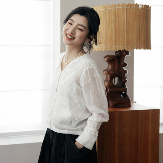 绽放旅行女装502【黑白灰系列】古典法式花边刺绣方领长袖衬衫 商品图1