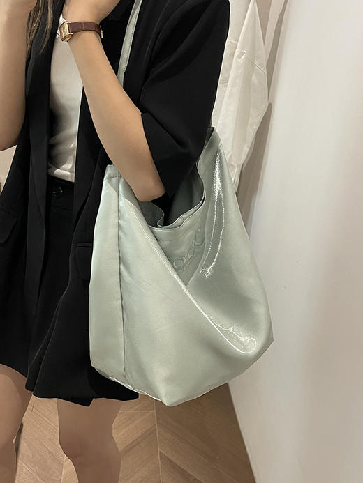 韩国新款丝光双面托特包女2024小众设计单肩包ins休闲通勤水桶包HLY 商品图1
