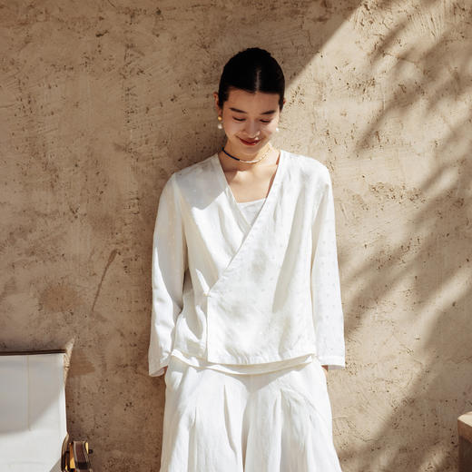 绽放旅行女装499朵【黑白灰系列】新中式斜襟波点提花长袖小衫 商品图0