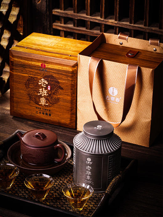 鼎级奢品【二十年陈老班章】2003年春茶市面罕见年份班章茶；喝了这款老茶再喝其他茶，怎么喝都不对味了。 净含量：150克 锡罐木箱装 商品图8