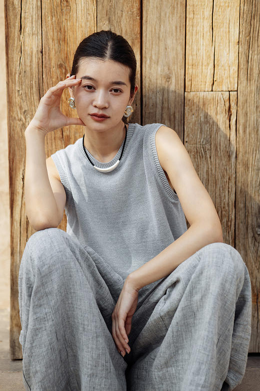 绽放旅行女装506朵【黑白灰系列】舒爽宽松圆领短款无袖针织背心 商品图5