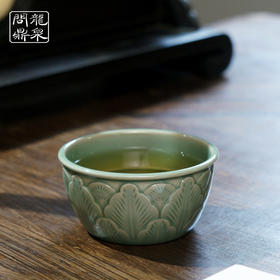龙泉问鼎梅子青刻绘自在杯(蕉雨)（缺货）